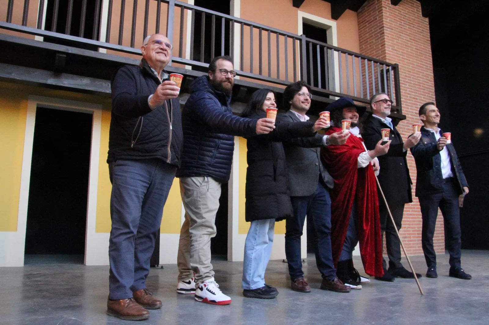 Promoción del Corral de Comedias de Robres en los vasos de café de Eboca. Foto Carlos Neofato