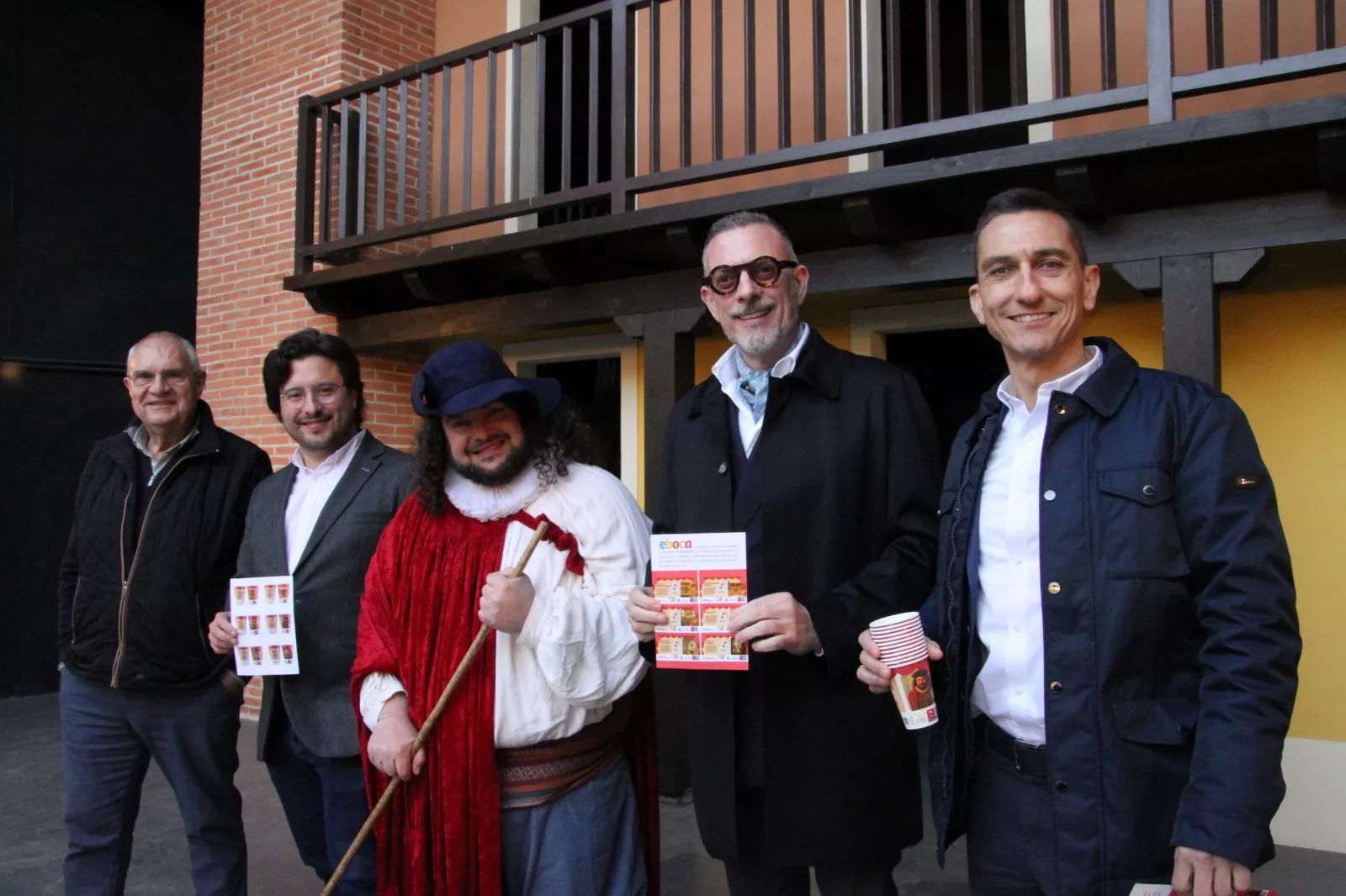 Promoción del Corral de Comedias de Robres en los vasos de café de Eboca. Foto Carlos Neofato