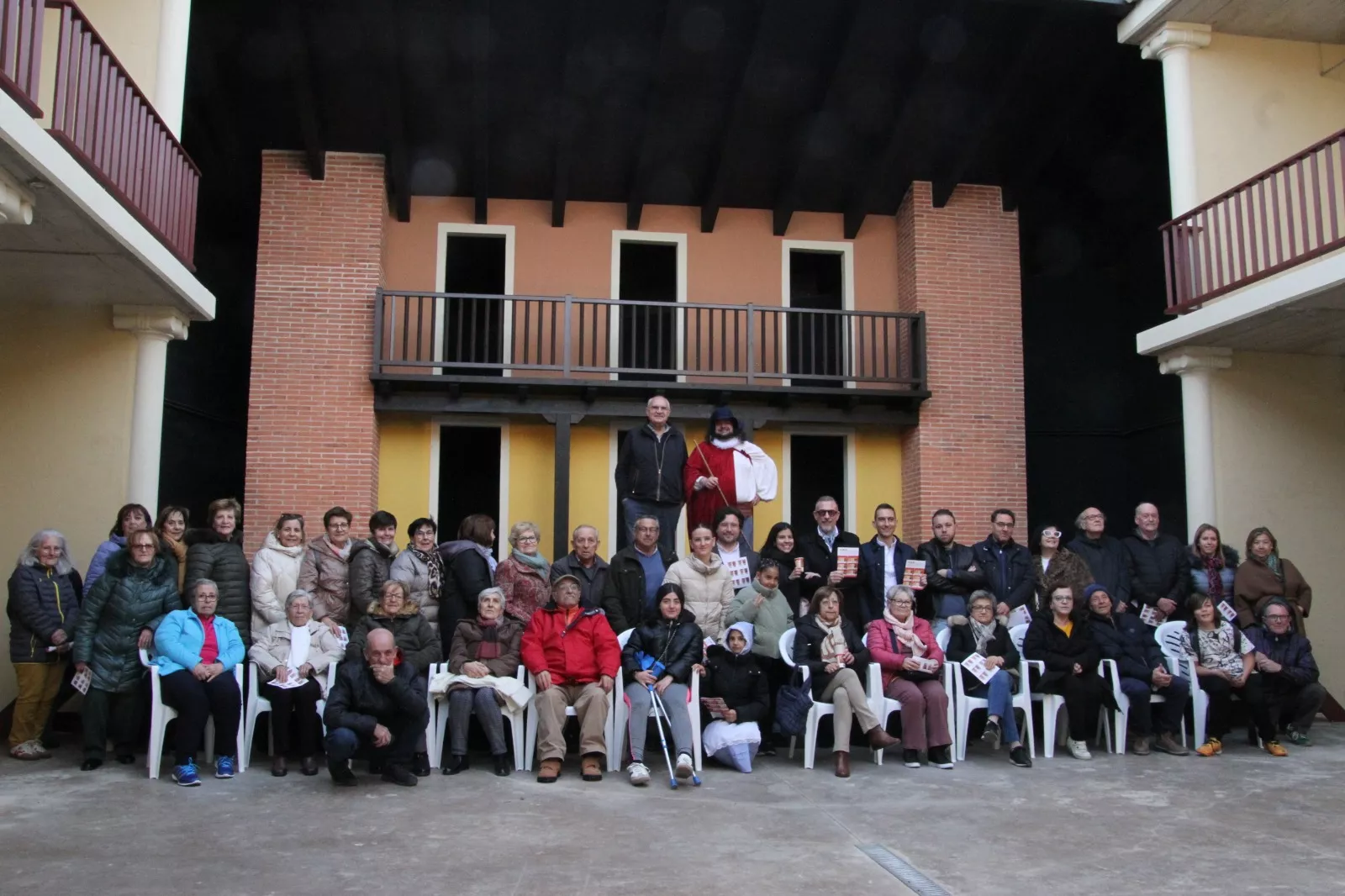 Promoción del Corral de Comedias de Robres en los vasos de café de Eboca. Foto Carlos Neofato