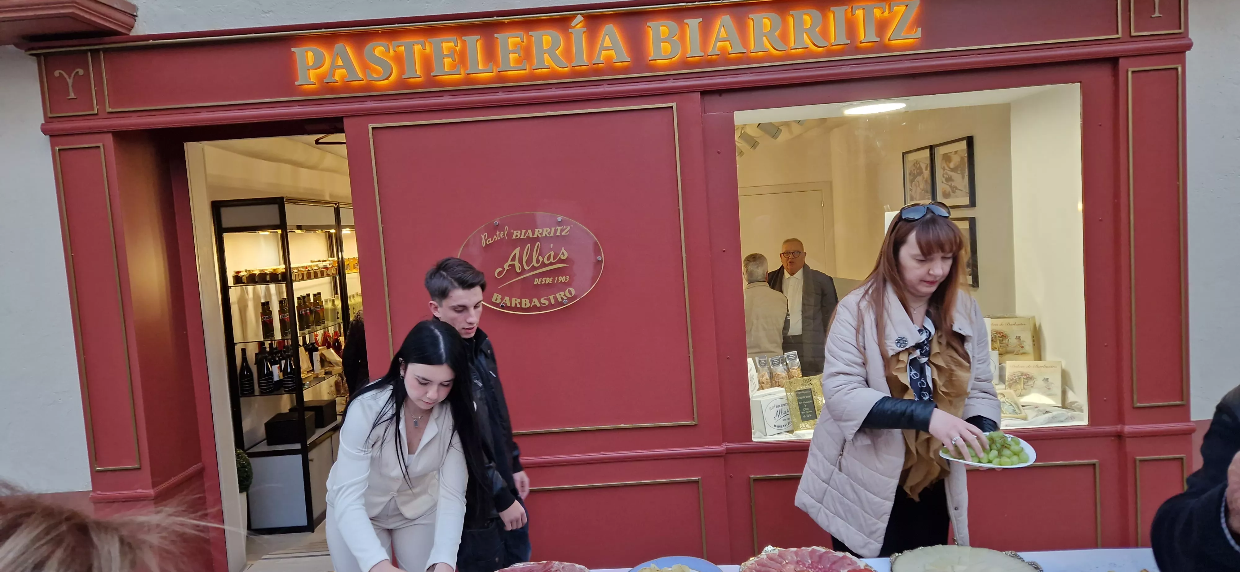 Inauguración de la pastelería Biarritz en Huesca. Fioto Myriam Martínez