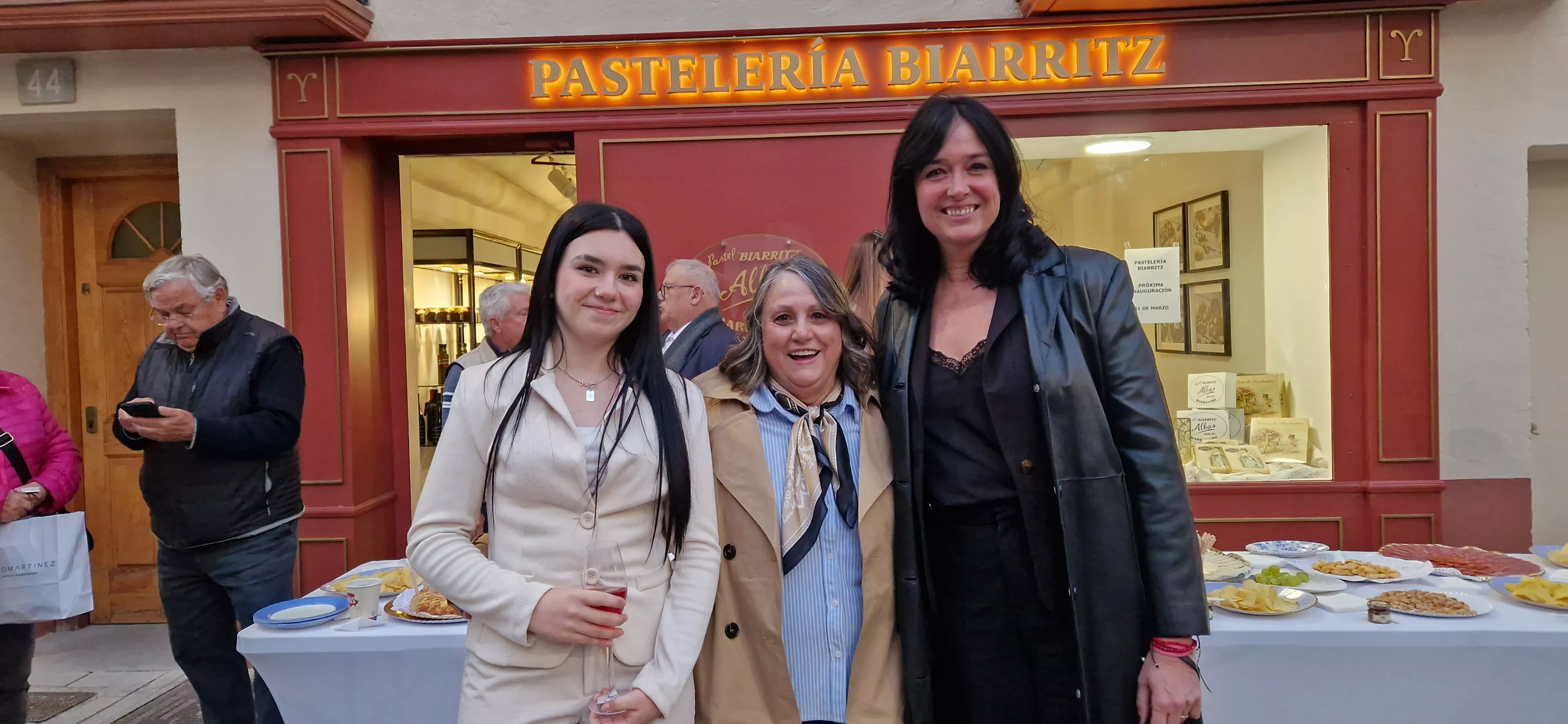 Inauguración de la pastelería Biarritz en Huesca. Fioto Myriam Martínez