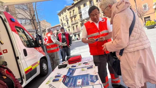 Martín Cárdenas entrega un cortador de pastillas en la mesa instalada en Santo Domingo. Foto Mercedes Manterola