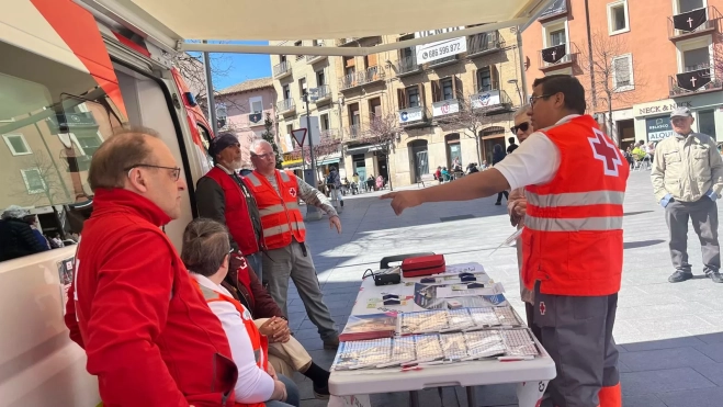 Mesa de Cruz Roja en la plaza de Santo Domingo. Foto Mercedes Manterola
