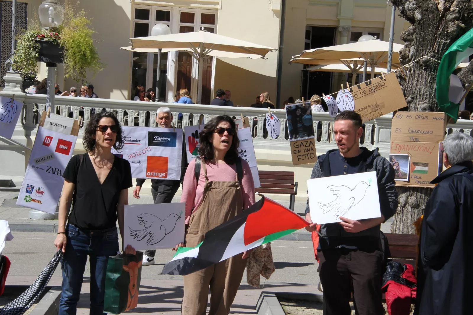 Concentración "No a la guerra" en Huesca. Foto Carlos Neofato