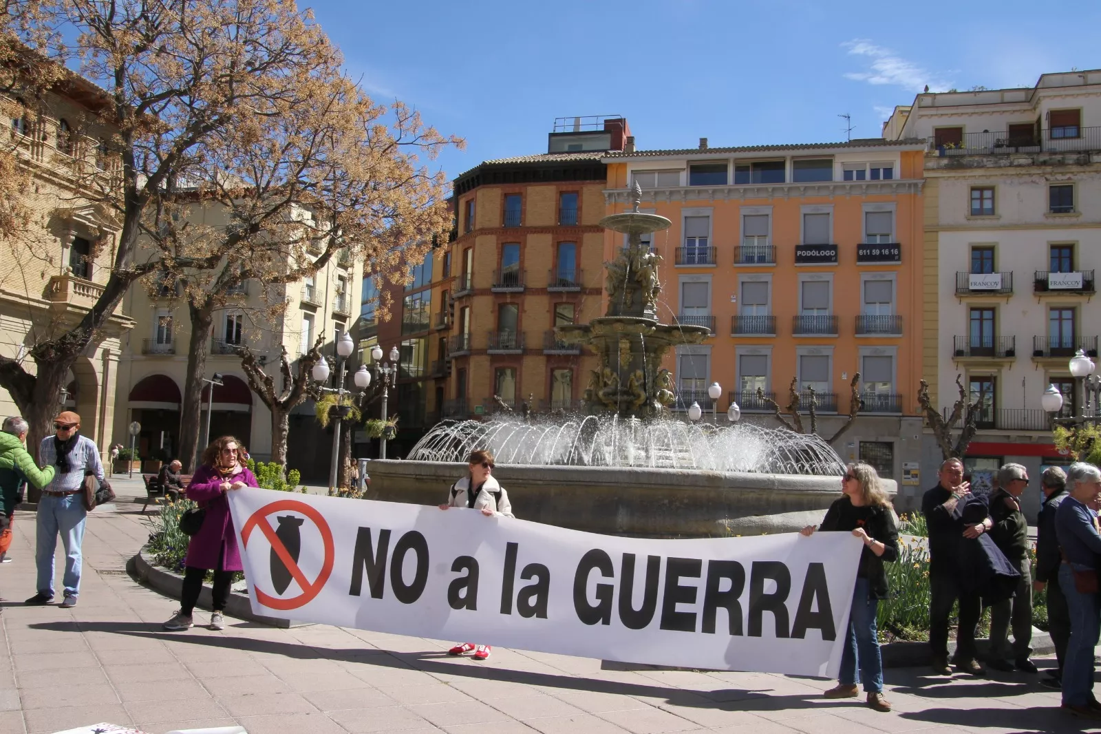 Concentración "No a la guerra" en Huesca. Foto Carlos Neofato