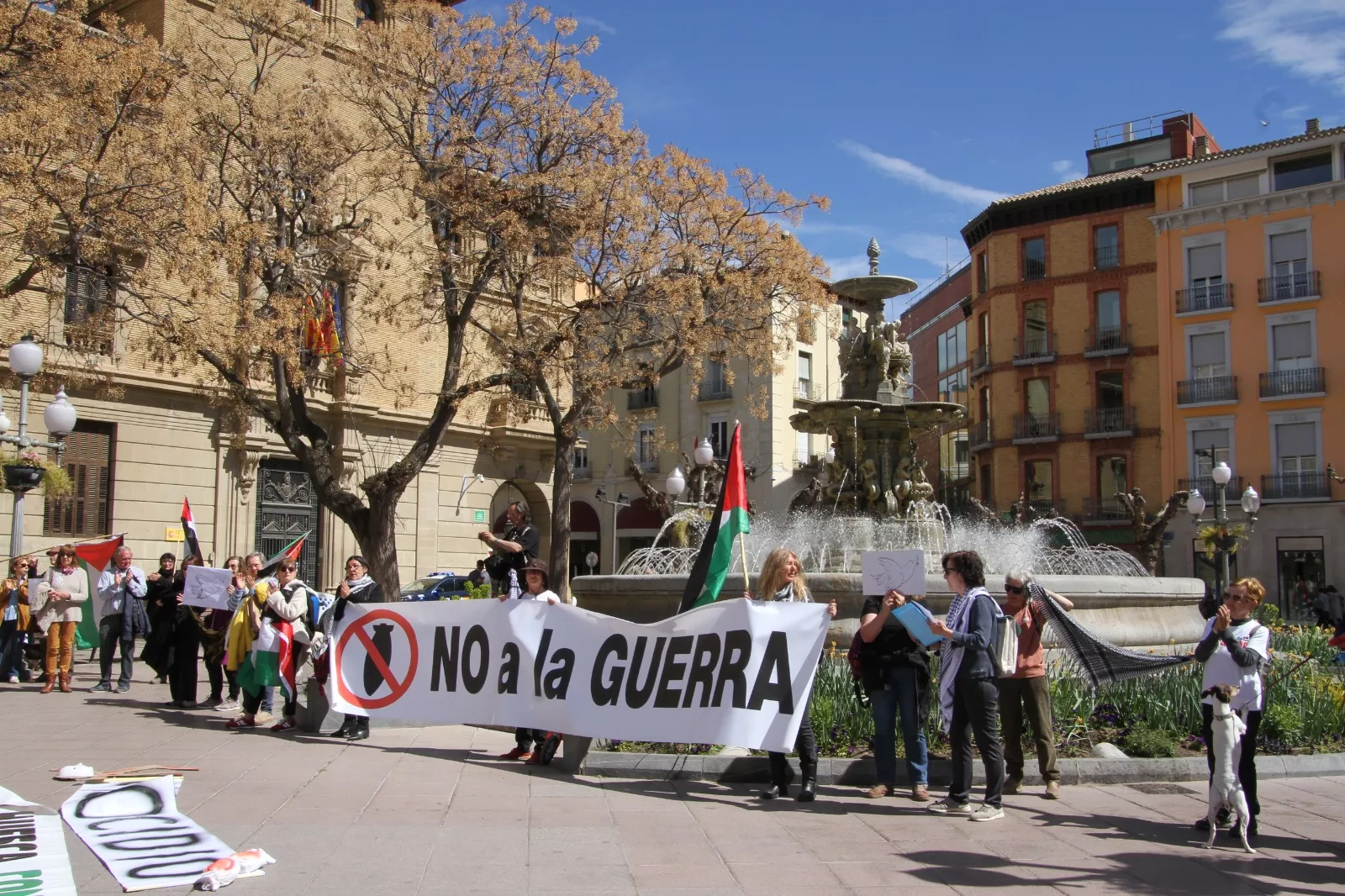 Concentración "No a la guerra" en Huesca. Foto Carlos Neofato