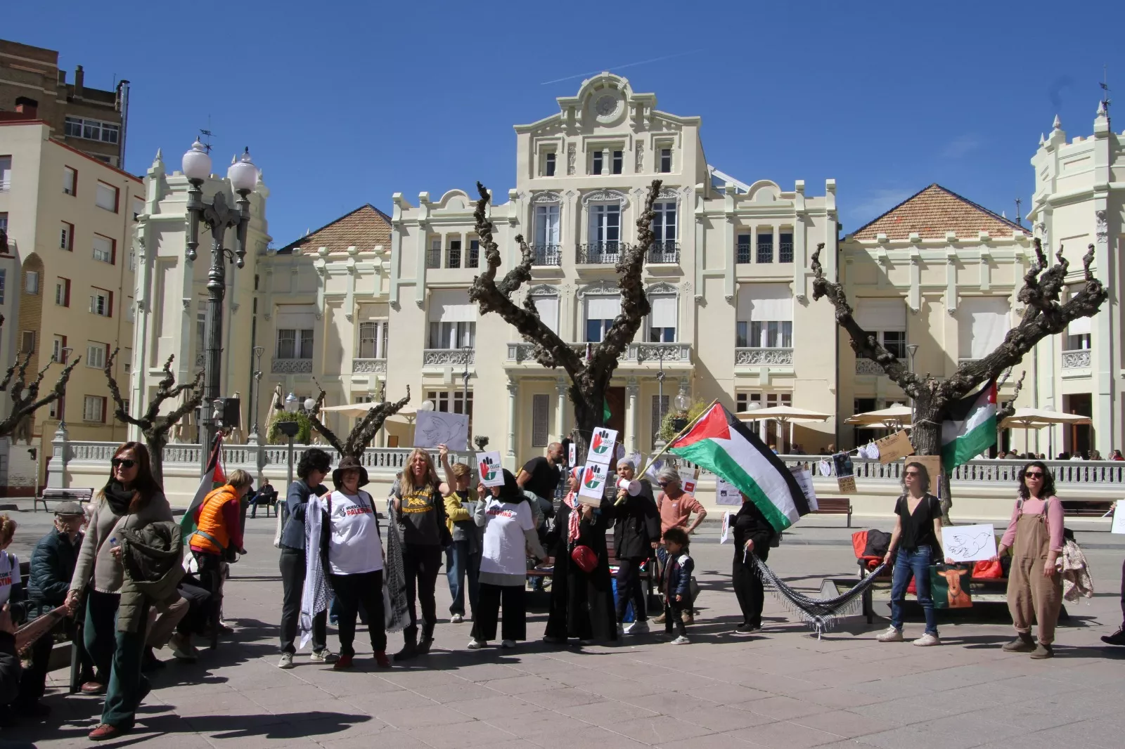 Concentración "No a la guerra" en Huesca. Foto Carlos Neofato