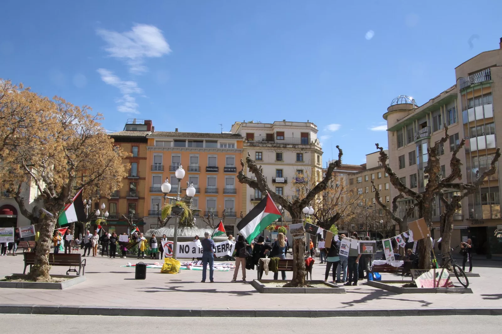 Concentración "No a la guerra" en Huesca. Foto Carlos Neofato