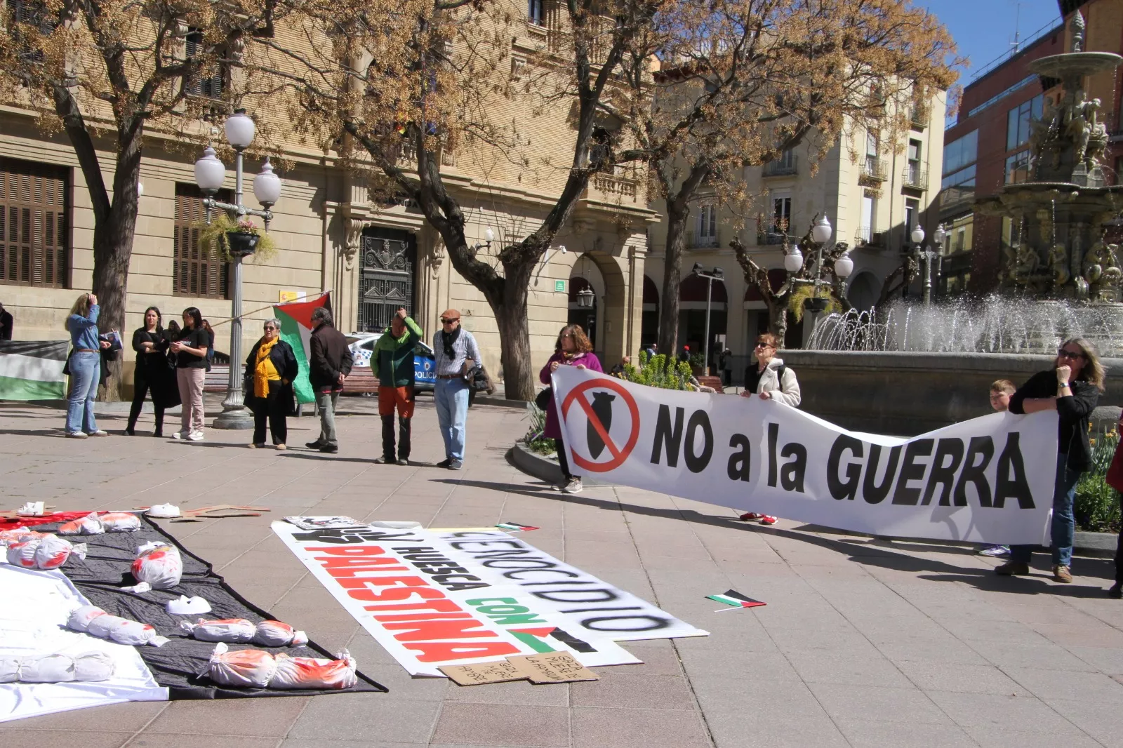 Concentración "No a la guerra" en Huesca. Foto Carlos Neofato