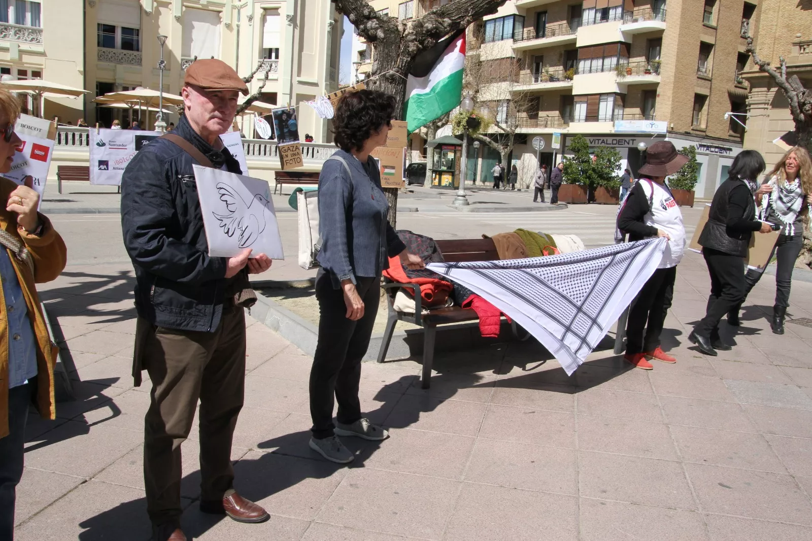Concentración "No a la guerra" en Huesca. Foto Carlos Neofato