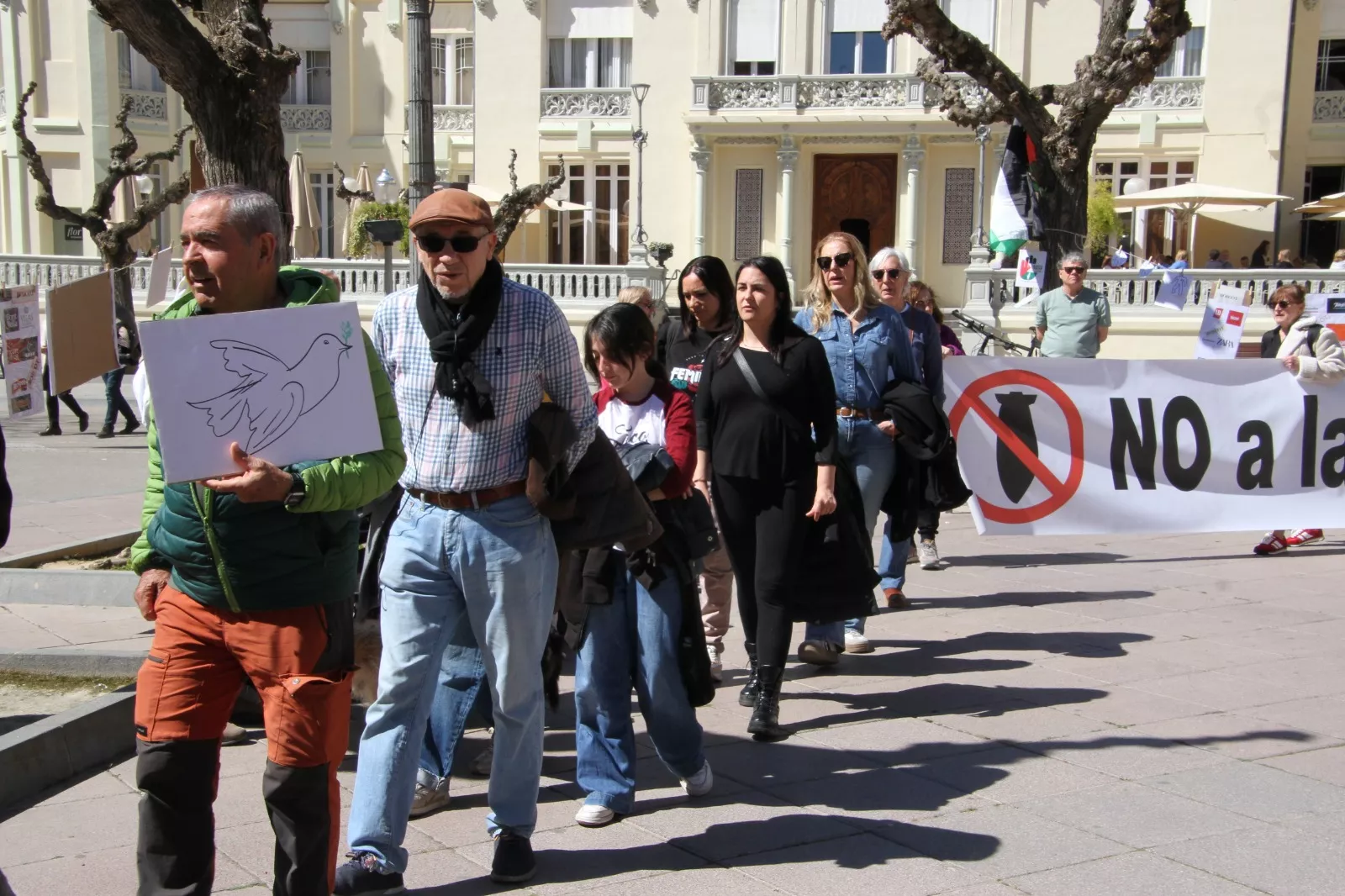 Concentración "No a la guerra" en Huesca. Foto Carlos Neofato