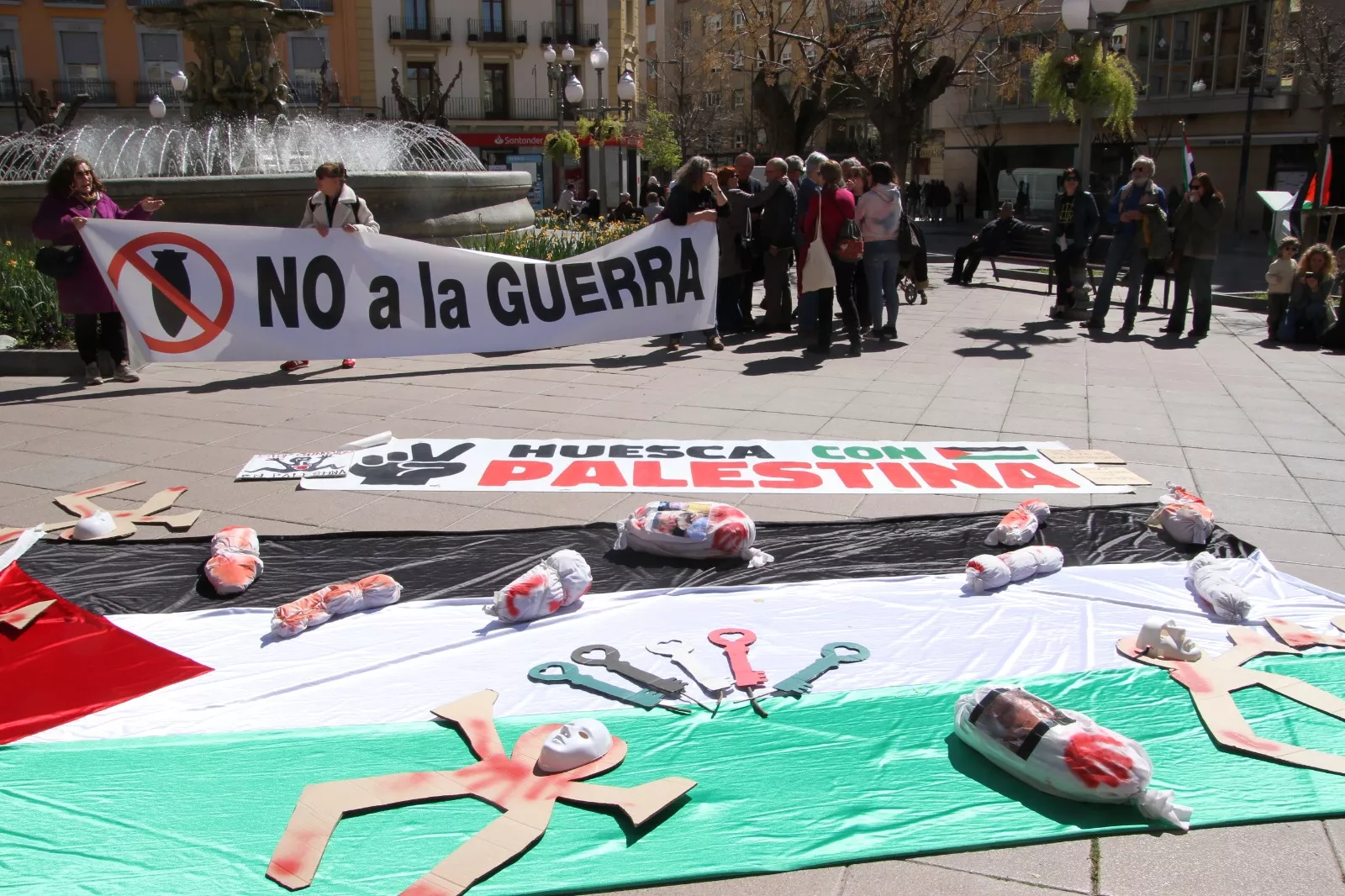 Concentración "No a la guerra" en Huesca. Foto Carlos Neofato