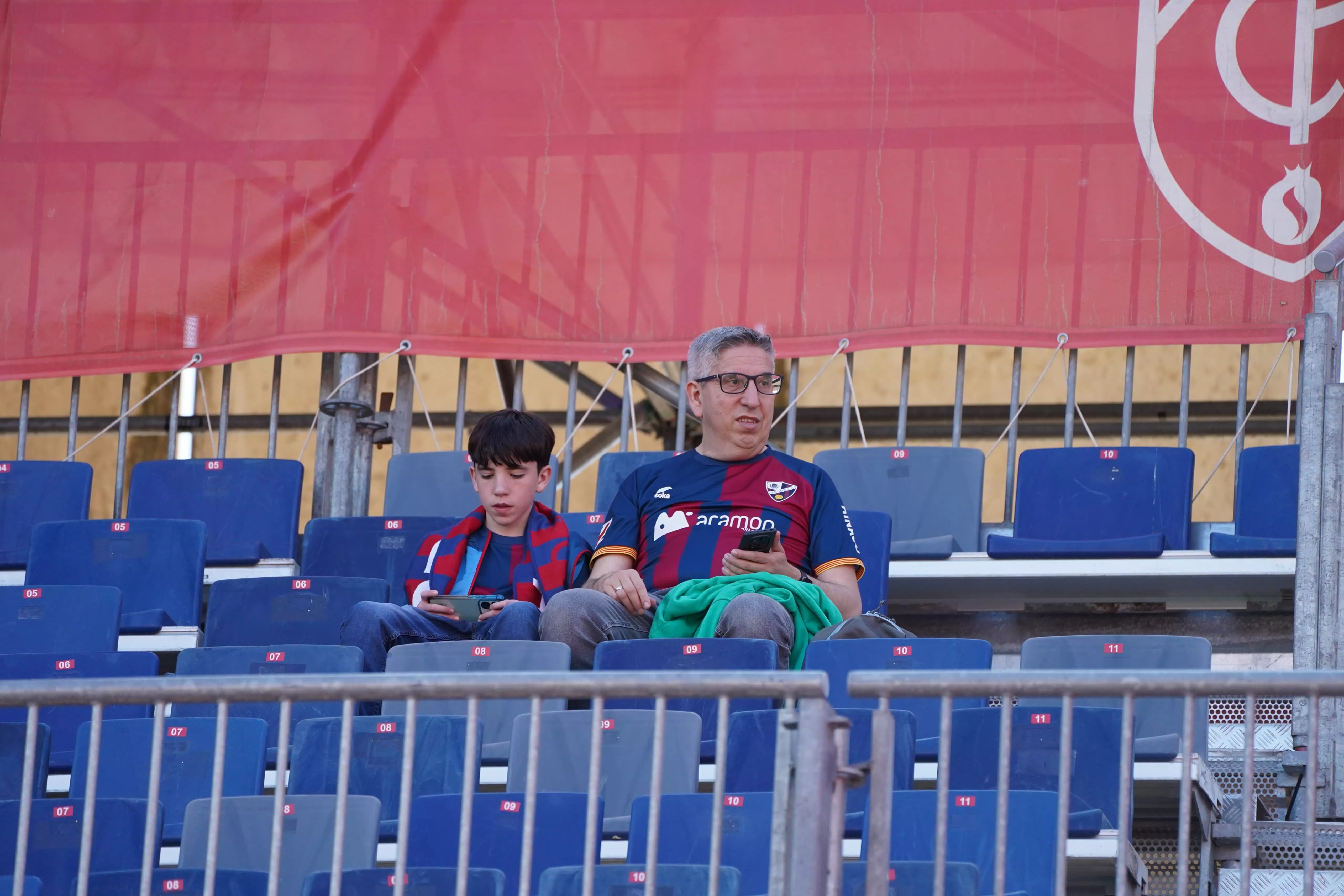 Aficionados azulgranas en Los Cármenes. Foto: Dani Vidal