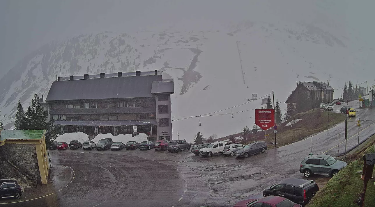 Alerta en el Pirineo oscense con rachas de hasta 100 km/h y nevadas en cotas bajas. En la imagen, Candanchú.