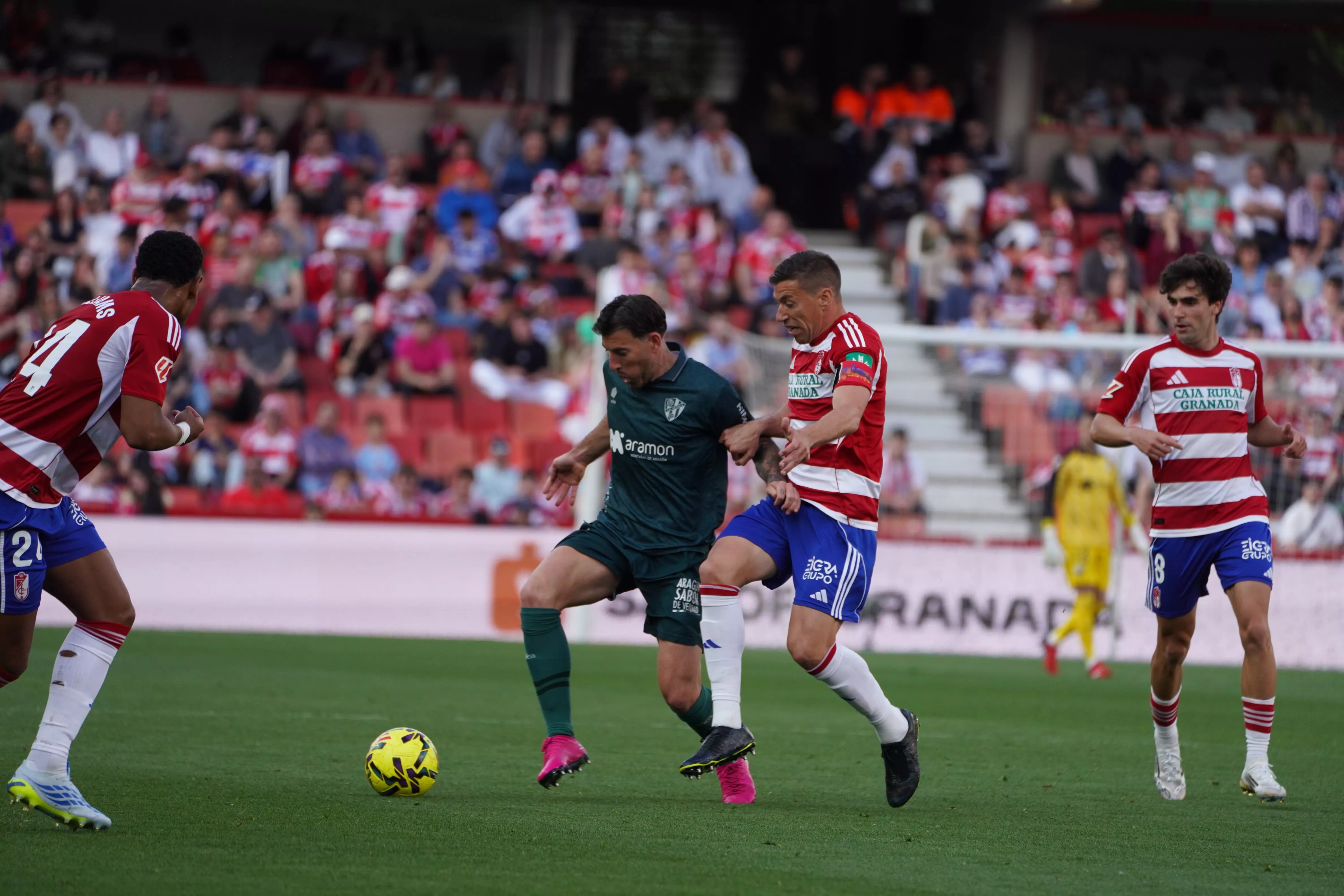 Sergi Enrich, goleador del Huesca en Granada, protege un balón. Foto: Dani Vidal