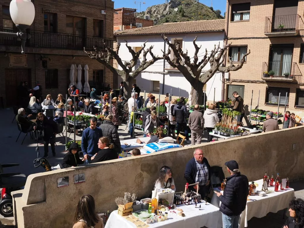 Numeroso público se ha acercado a la Feria de Artesanía de San Esteban de Litera.