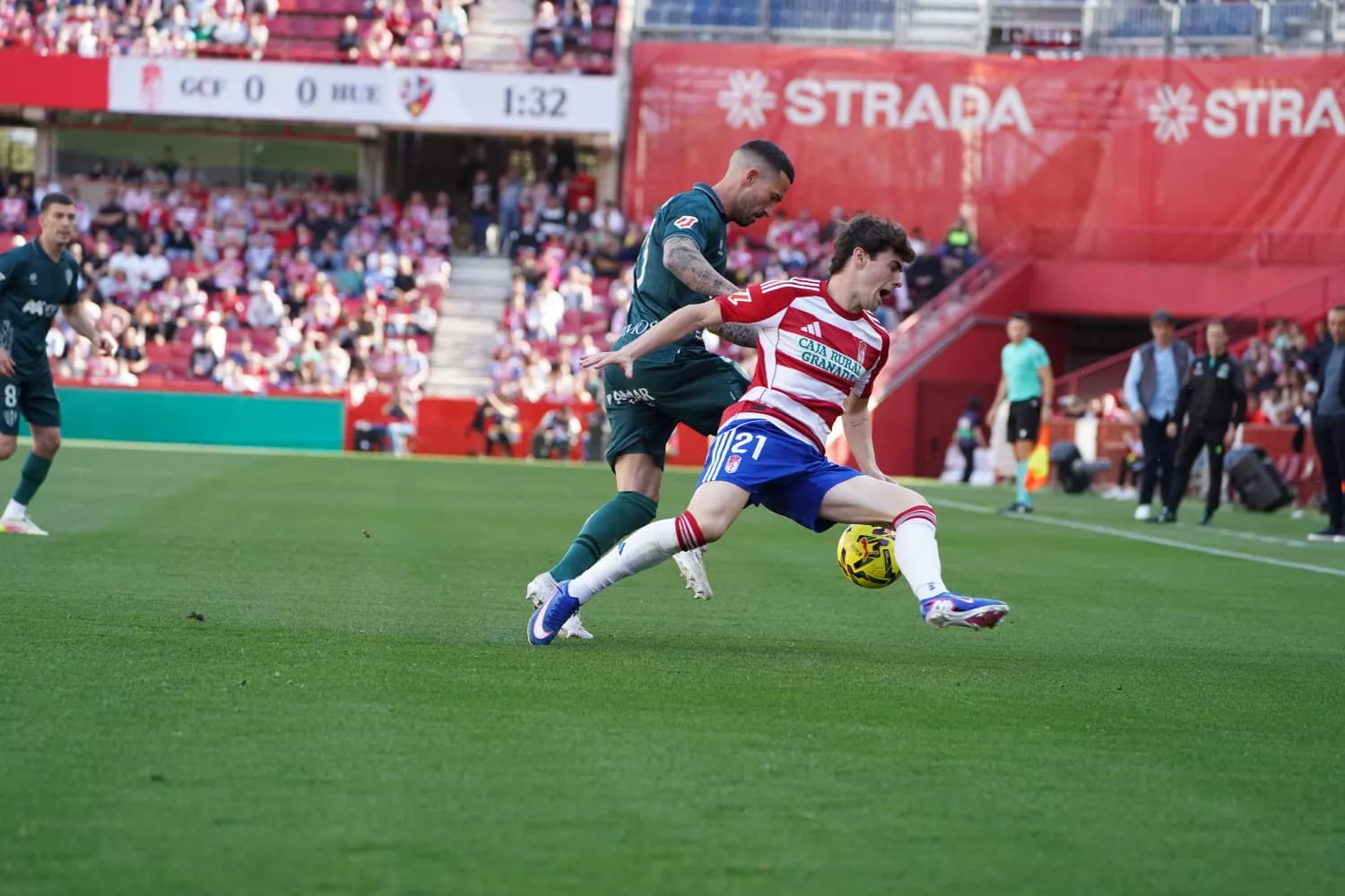 Óscar Sielva con Pablo Sáenz, jugadores de Huesca y Granada. Foto Dani Vidal