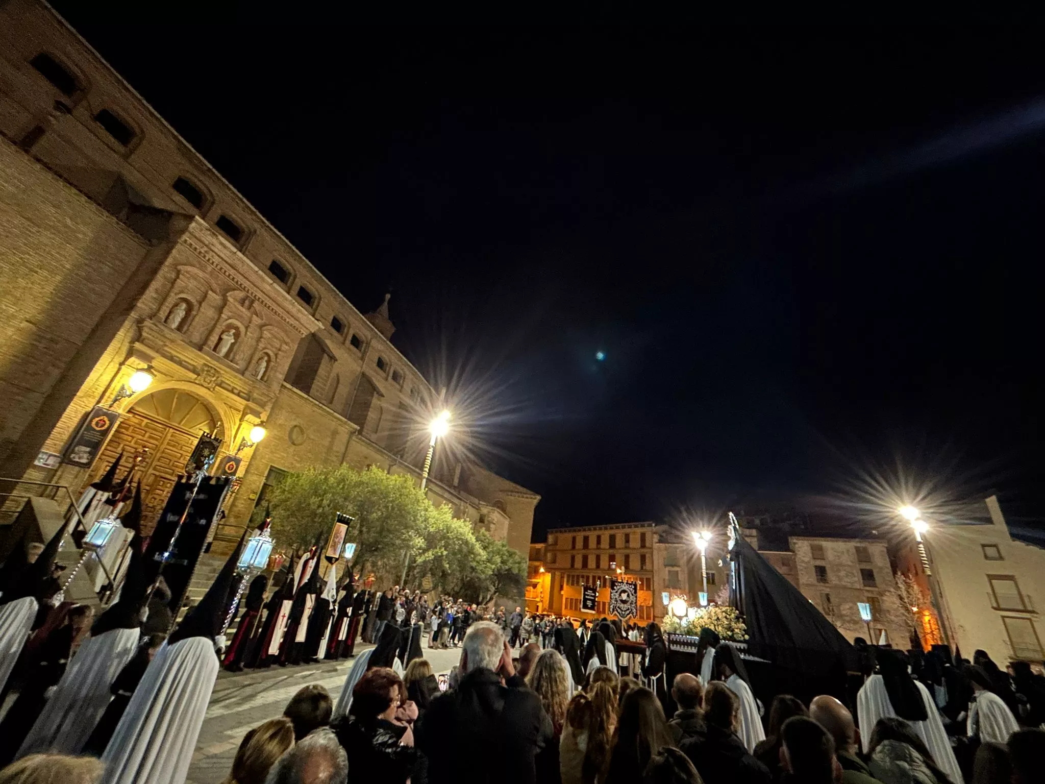 Impresionante procesión de los Siete Dolores en Barbastro