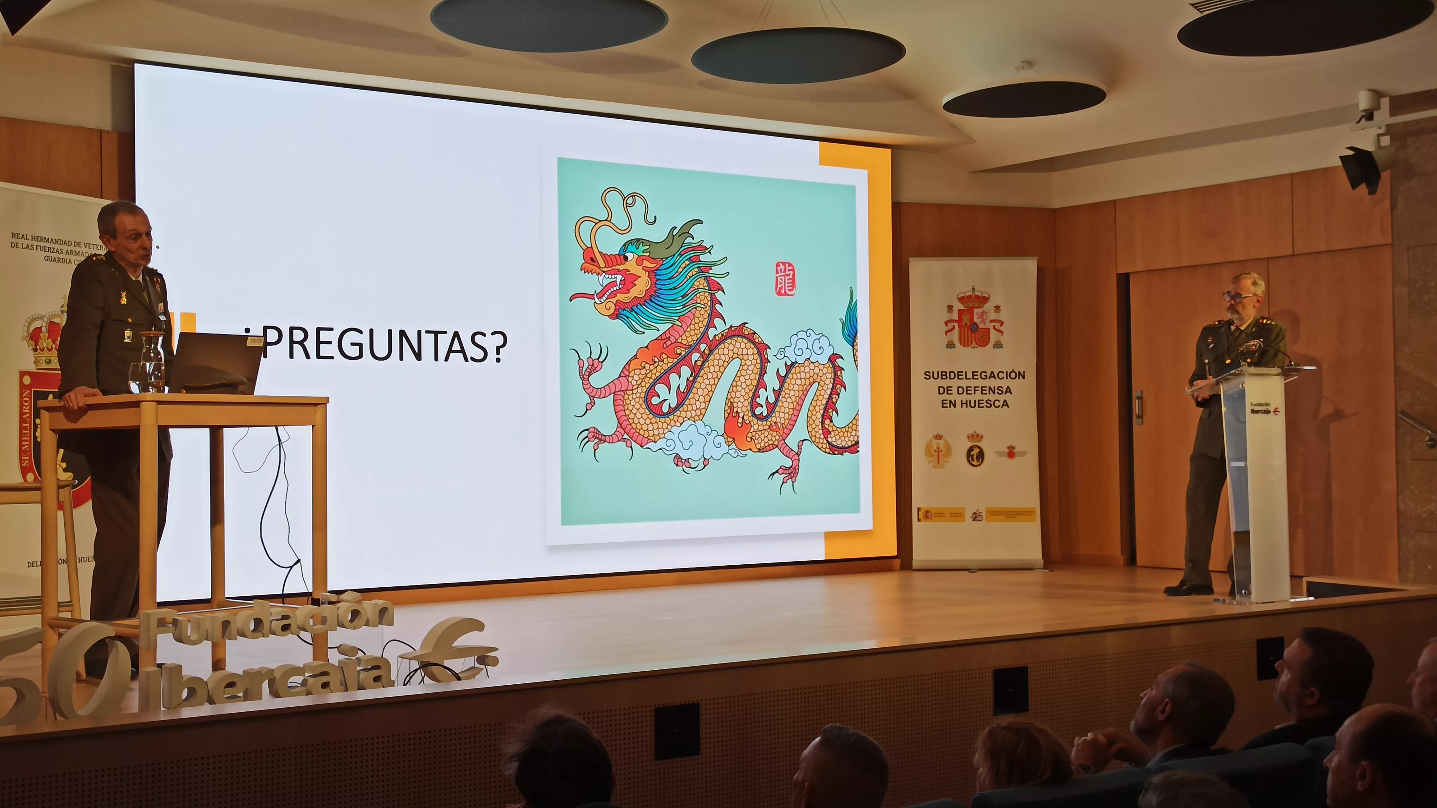 Los coroneles José Luis Calvo Albero y Rafael Matilla en la conferencia sobre China en Huesca