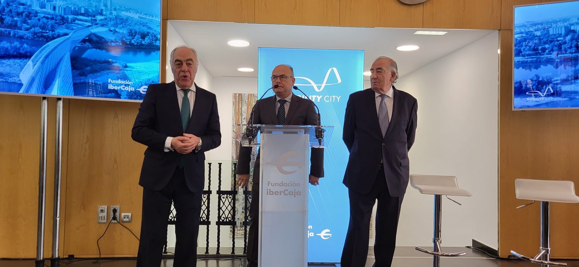 José Luis Rodrigo, Jaime Armengol y Amado Franco, de Fundación Ibercaja, en la presentación de Mobility City que inaugurará el rey Felipe VI José Luis Rodrigo, Jaime Armengol y Amado Franco, de Fundación Ibercaja, en la presentación de Mobility City que inaugurará el rey Felipe VI