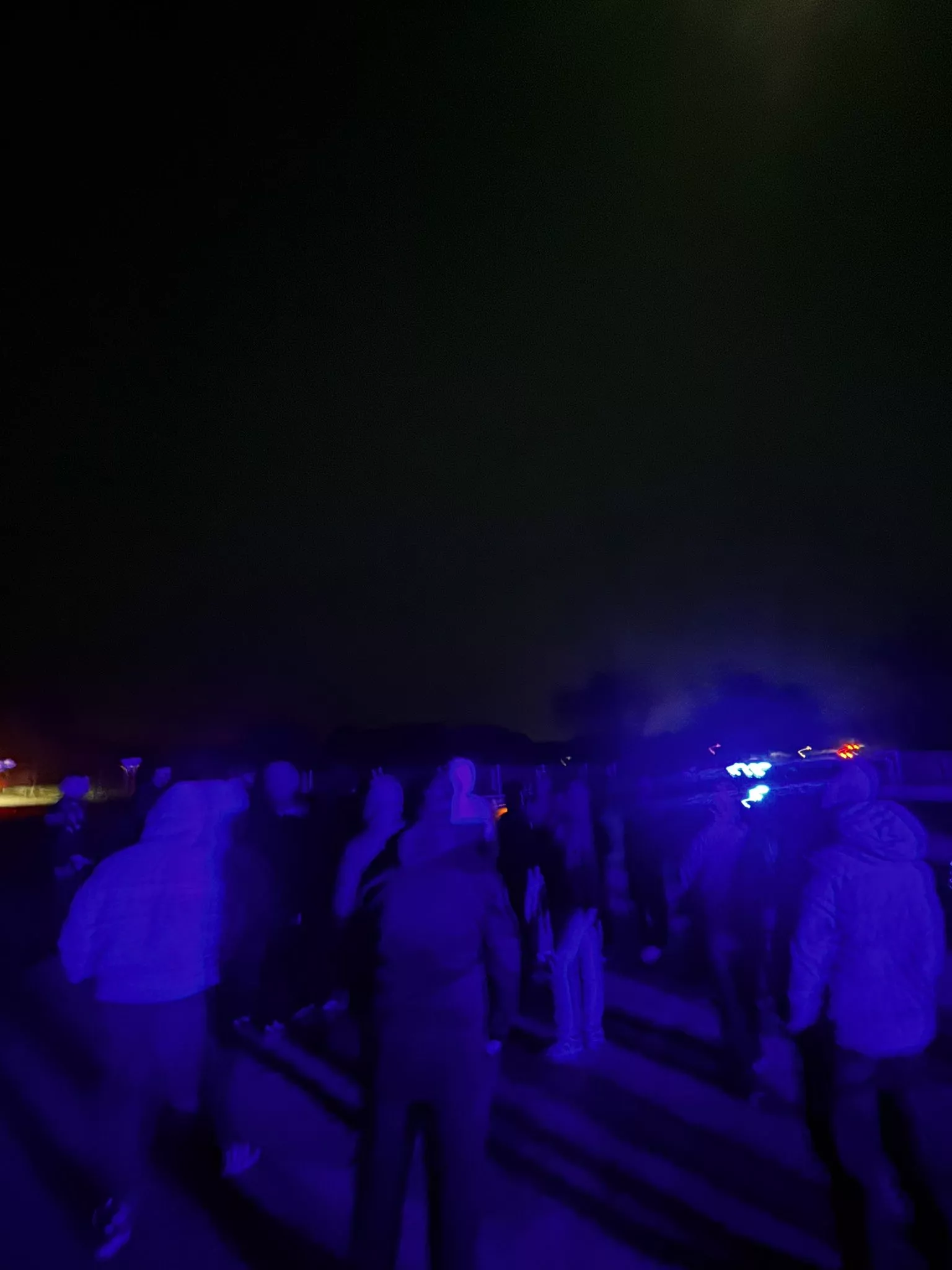 Varios aficionados del Huesca esperan en la Base a la llegada de los jugadores. 