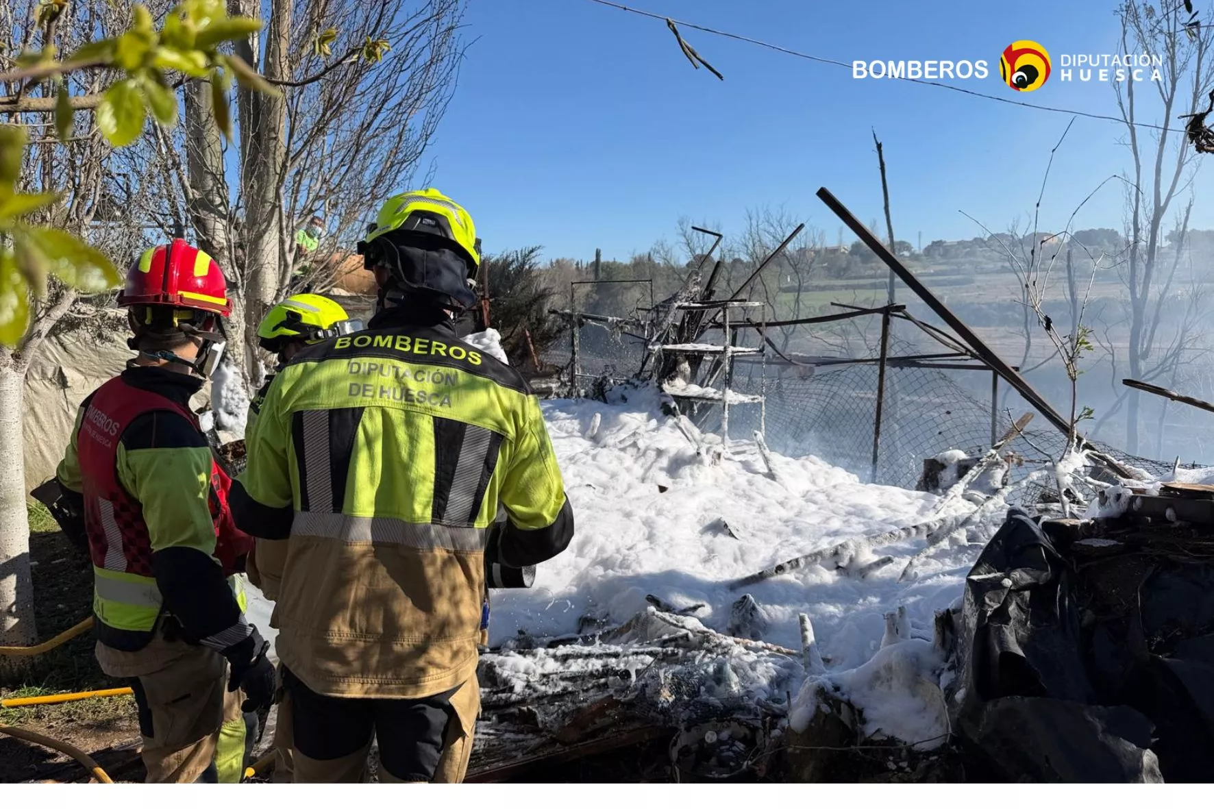 Intervención de los bomberos en Monzón junto a las vías del tren.