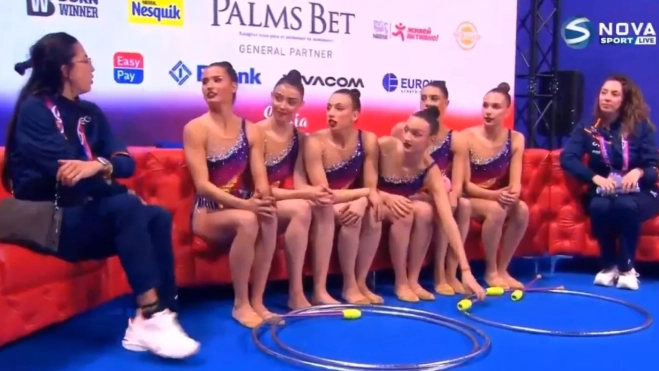 Las españolas esperando la nota con las entrenadoras