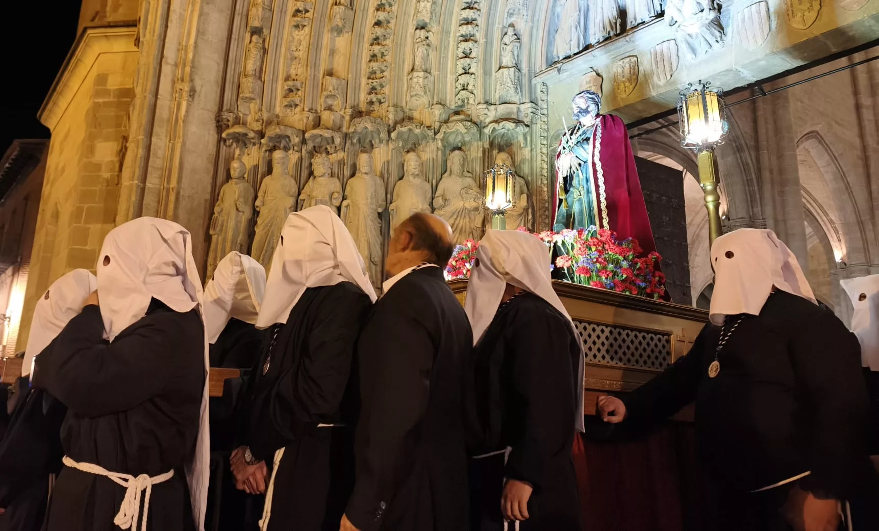 Salida de la Catedral del Cristo de los Gitanos. Foto María José Sampietro