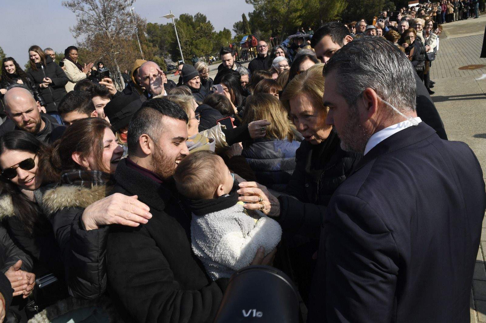 La reina con vecinos de Fraga durante su visita para inaugurar los alojamientos para trabajadores temporeros. La reina con vecinos de Fraga durante su visita para inaugurar los alojamientos para trabajadores temporeros.
