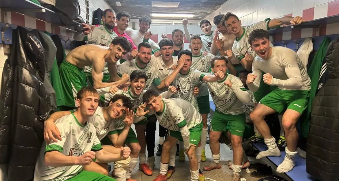 El Peñas Oscenses celebra el triunfo en casa.