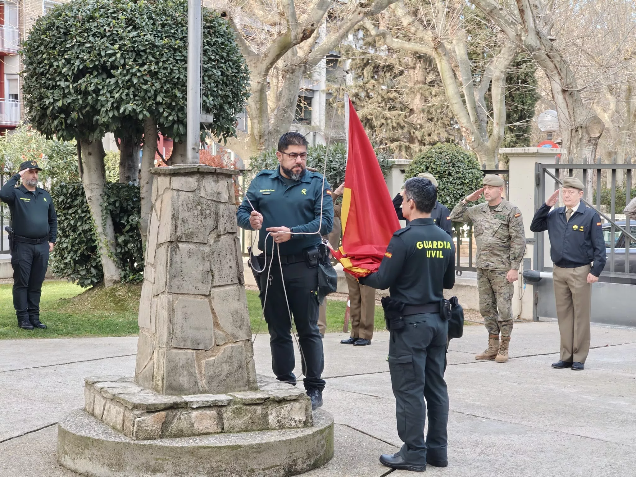 Momento en el que la Guardia Civil procede al Izado de la Bandera en la Subdelegación de Defensa