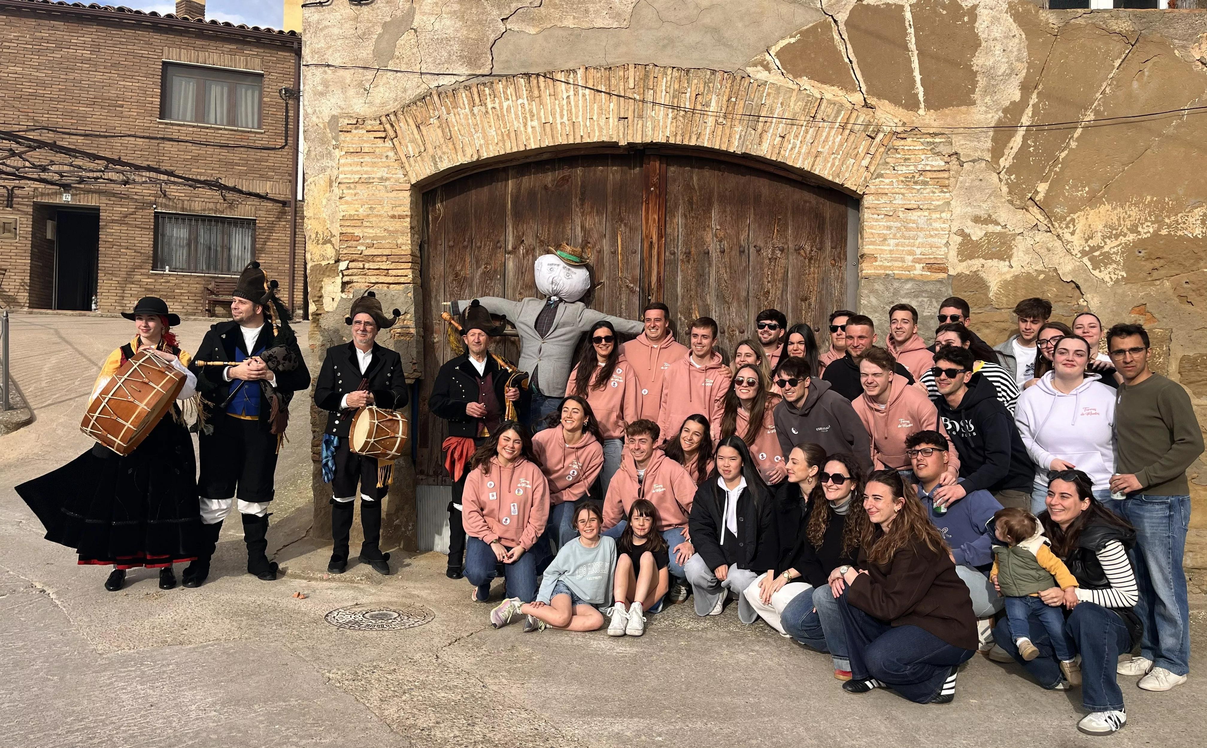O Viejo Remolón y el ritmo de Os Viqueiras de Ordes se reúnen en Torres de Montes en la clausura de Cosecha de Invierno.
