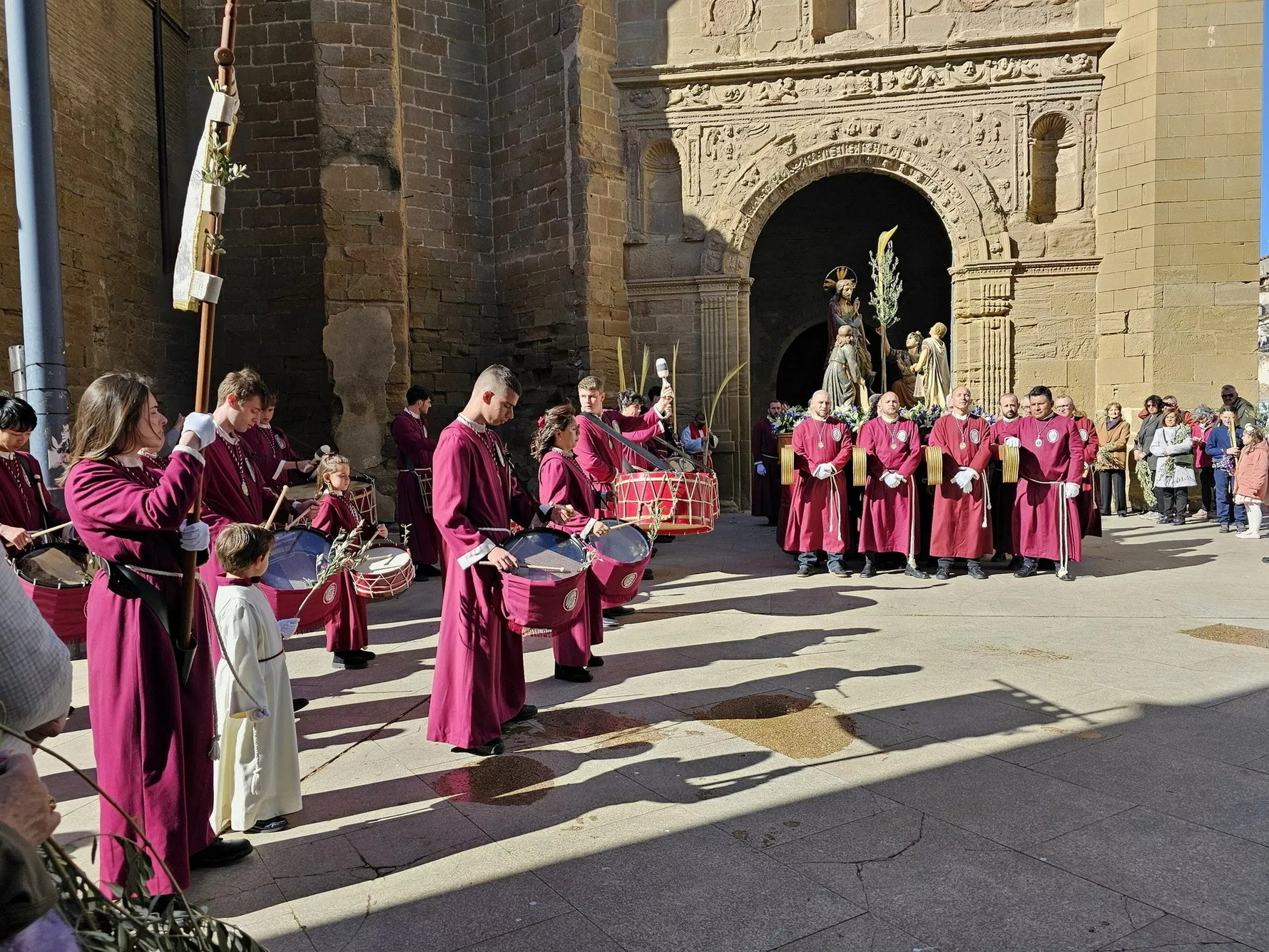 La salida de la procesión desde la Catedral