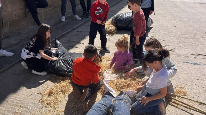 Los más pequeños colaboran para crear O Viejo Remolón, un muñeco hecho de paja. Los más pequeños colaboran para crear O Viejo Remolón, un muñeco hecho de paja.