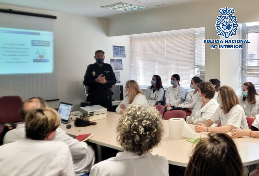 Emilio Latorre, con profesionales del Centro de Salud Pirineos