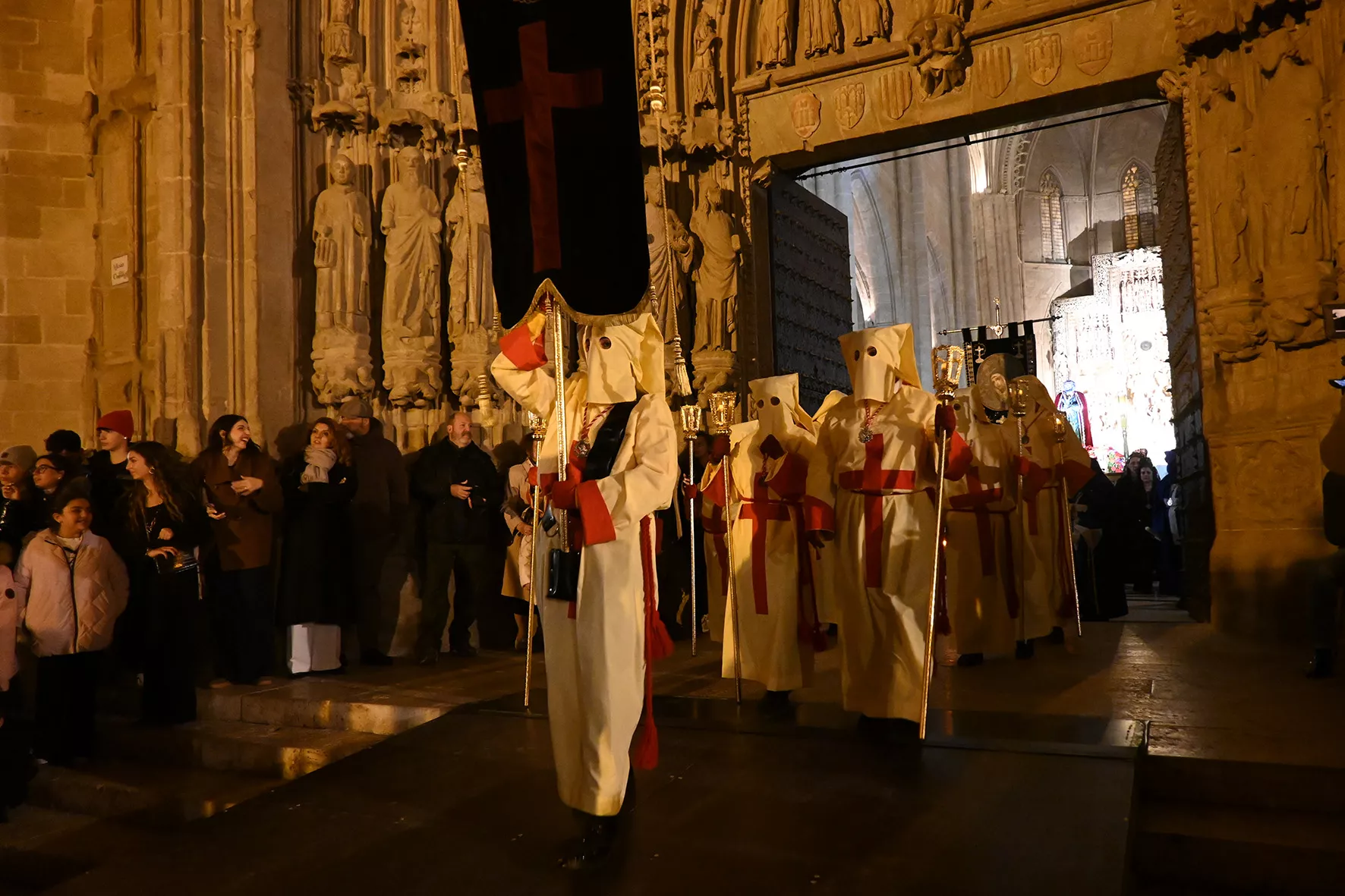Procesión del Santo Cristo de los Gitanos de Huesca. Foto Carlos Jalle