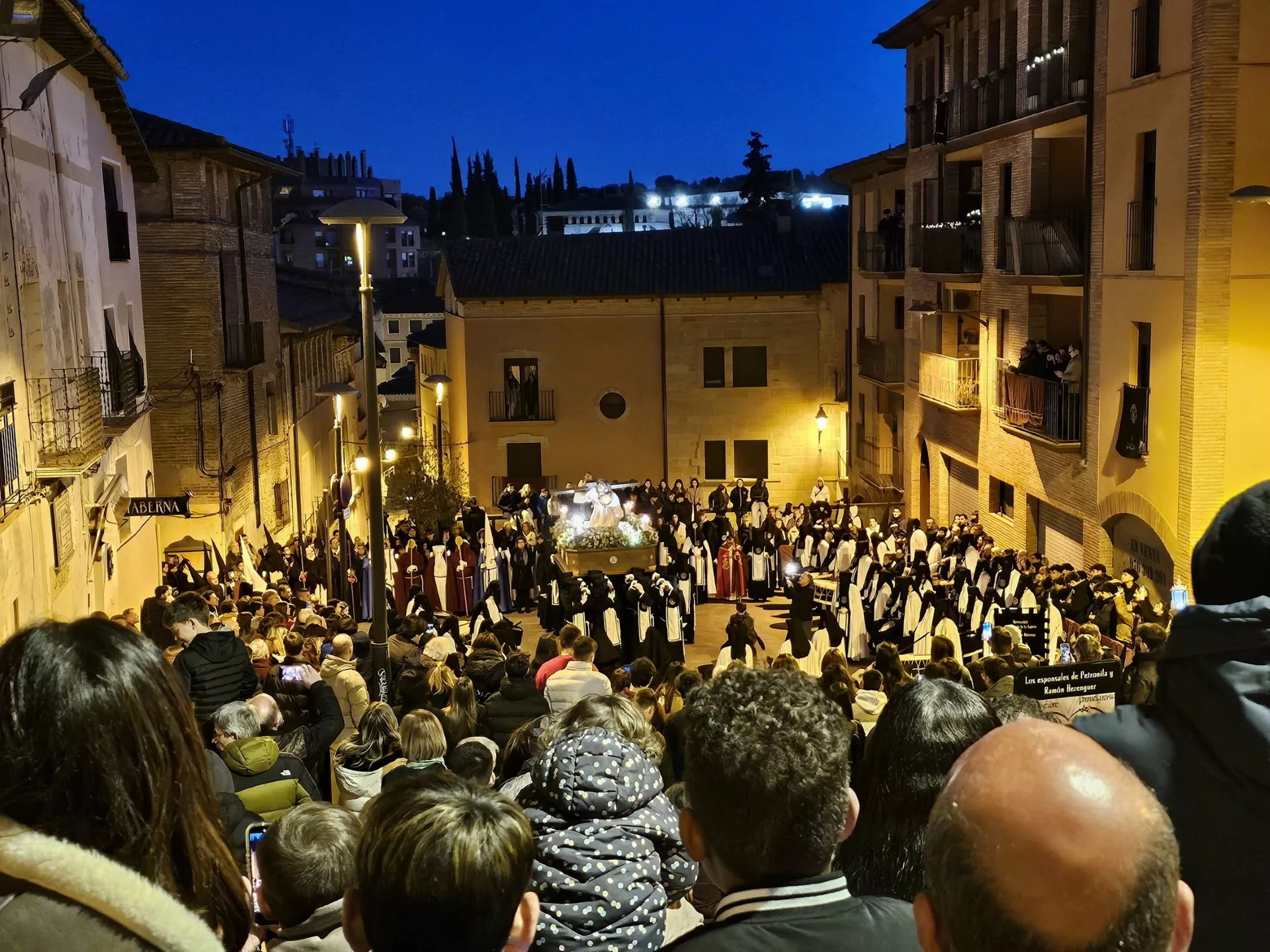 Impresionte aspecto de la Plaza de la Candelera en la procesión de las Tres Caídas