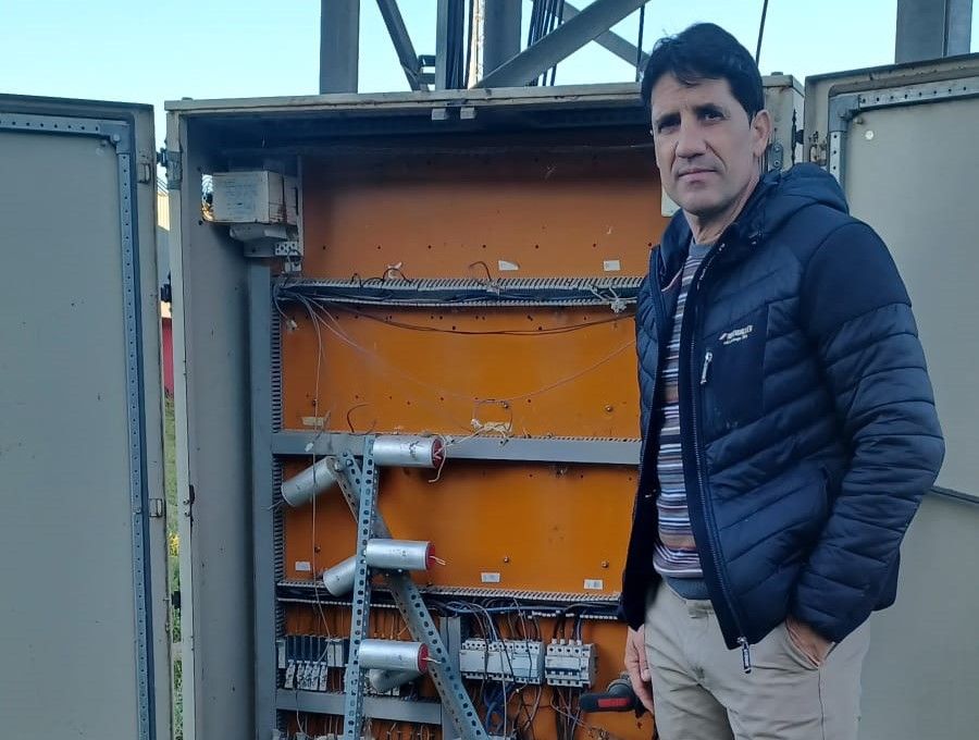 Eliseo Martín junto a una de las zonas donde se ha producido el robo en las instalaciones deportivas.