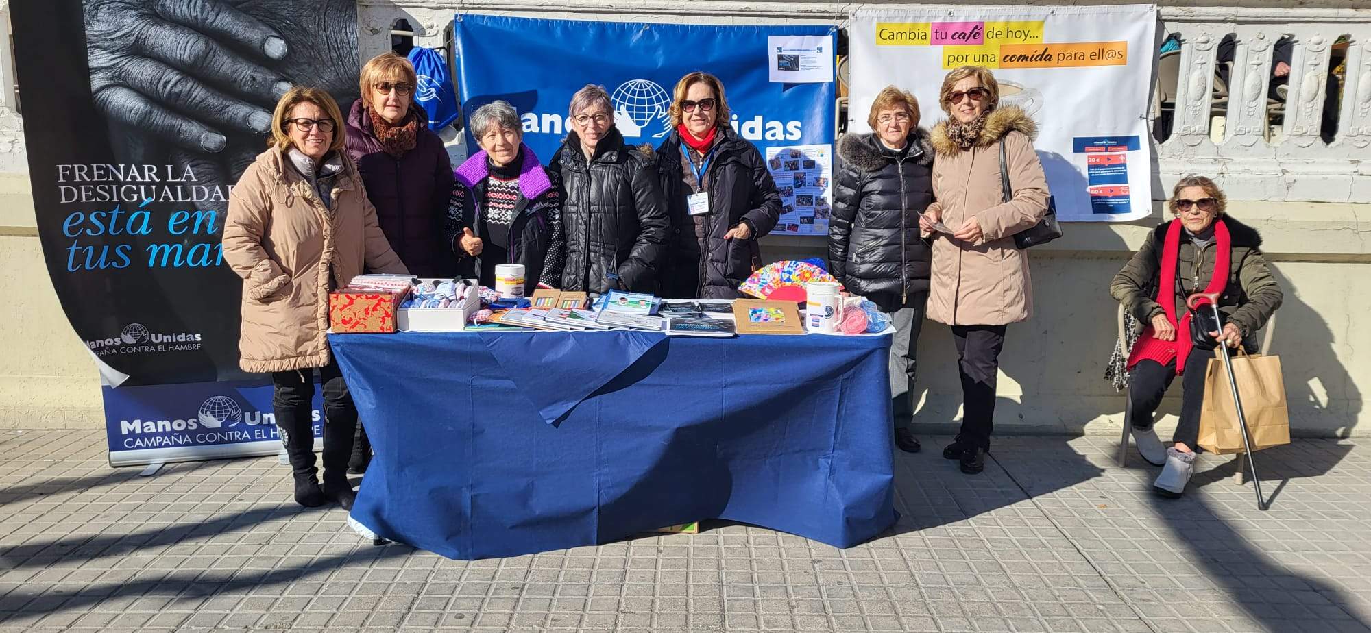 Participantes de Manos Unidas en la mesa informativa ubicada en la plaza de Navarra de Huesca. Participantes de Manos Unidas en la mesa informativa ubicada en la plaza de Navarra de Huesca.