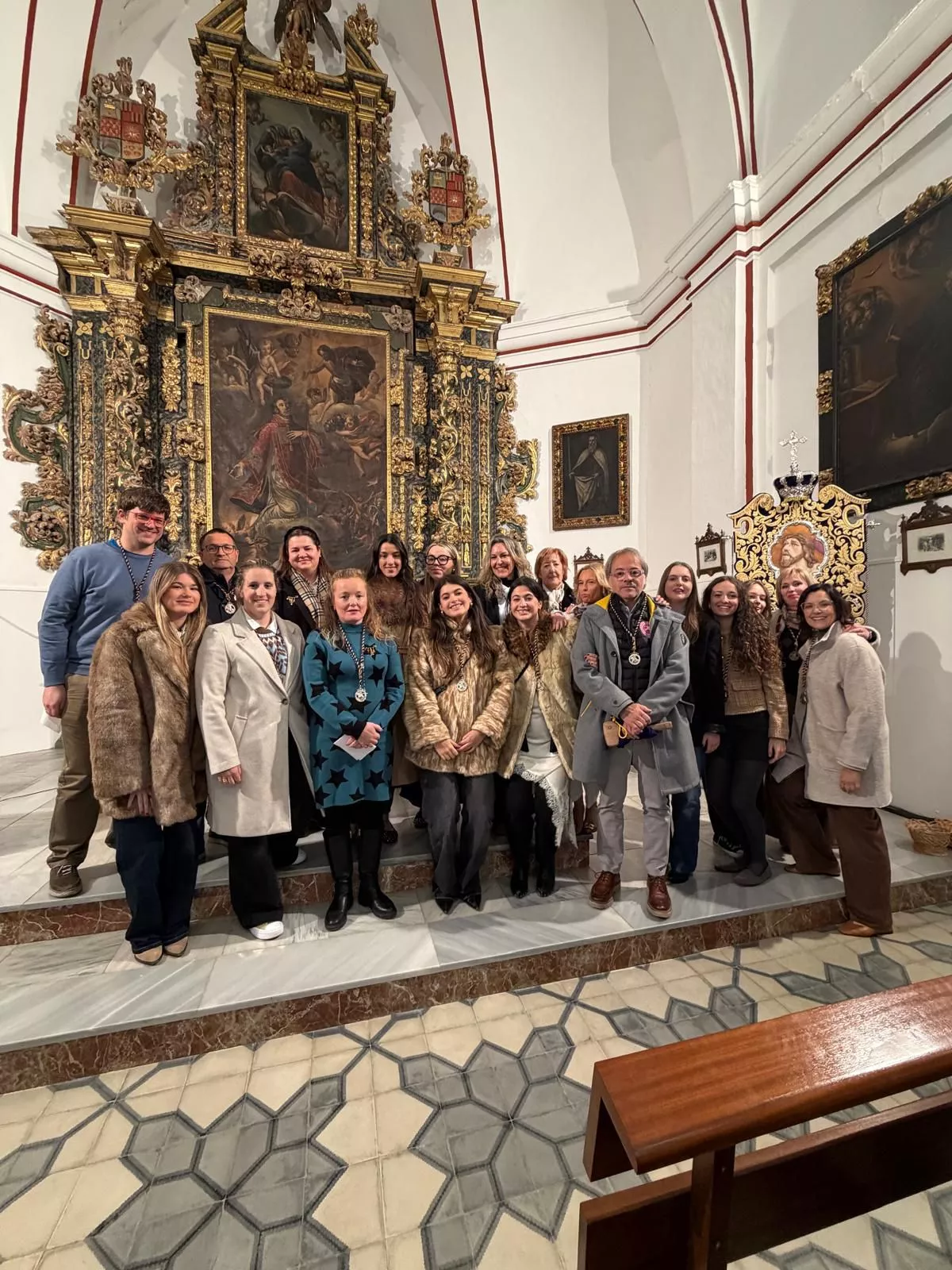 Las costaleras de María Santísima de la Salud y las Lágrimas con el costalero, Luis Marzal