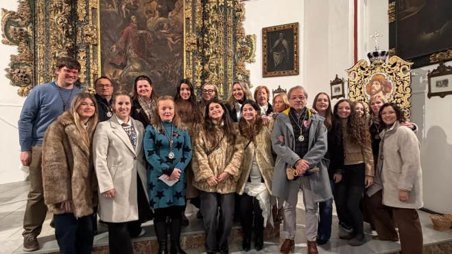 Las costaleras de María Santísima de la Salud y las Lágrimas con el costalero, Luis Marzal