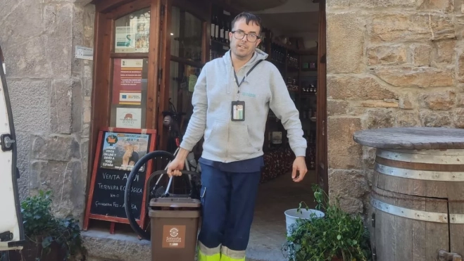 Dos trabajadores, más un refuerzo, se encargan de retirar los recipientes.