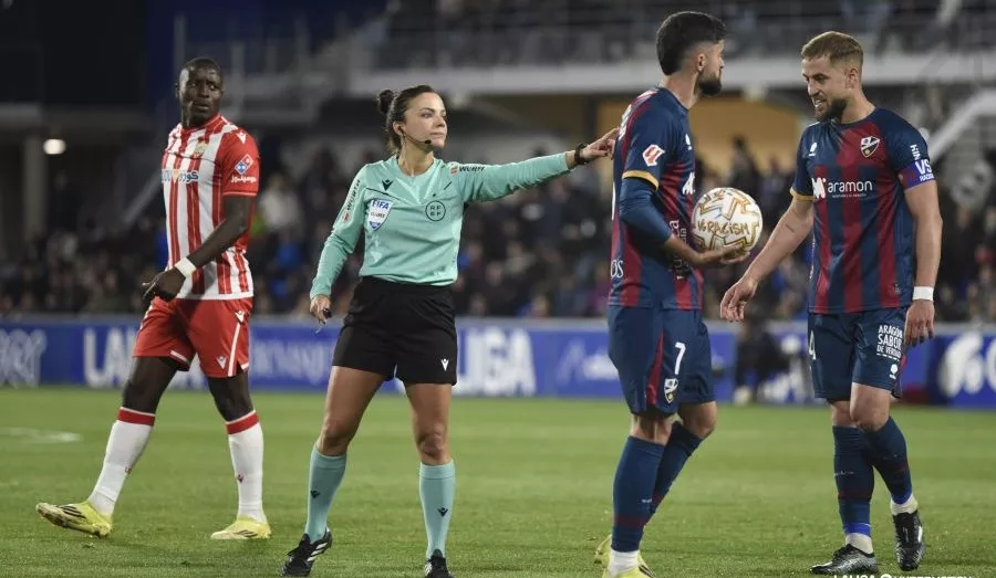 Marta Huerta, árbitra del Huesca-Almería en El Alcoraz. Foto: LaLiga