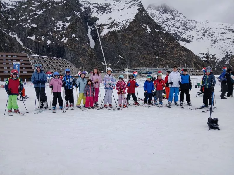 La Comarca de Sobrarbe estrena su cursillo de esquí en Piau-Engaly con 180 inscritos.