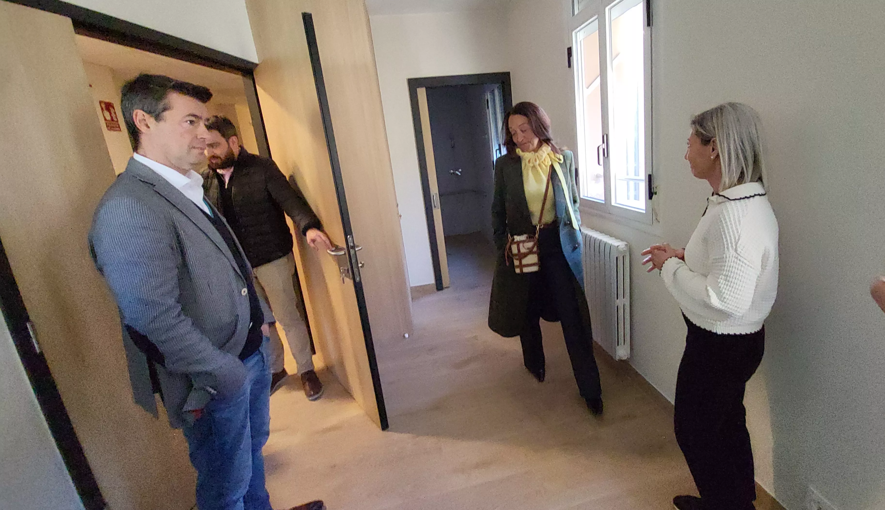 Visita a la nueva unidad de convivencia de la Residencia Sagrada Familia. Foto Mercedes Manterola