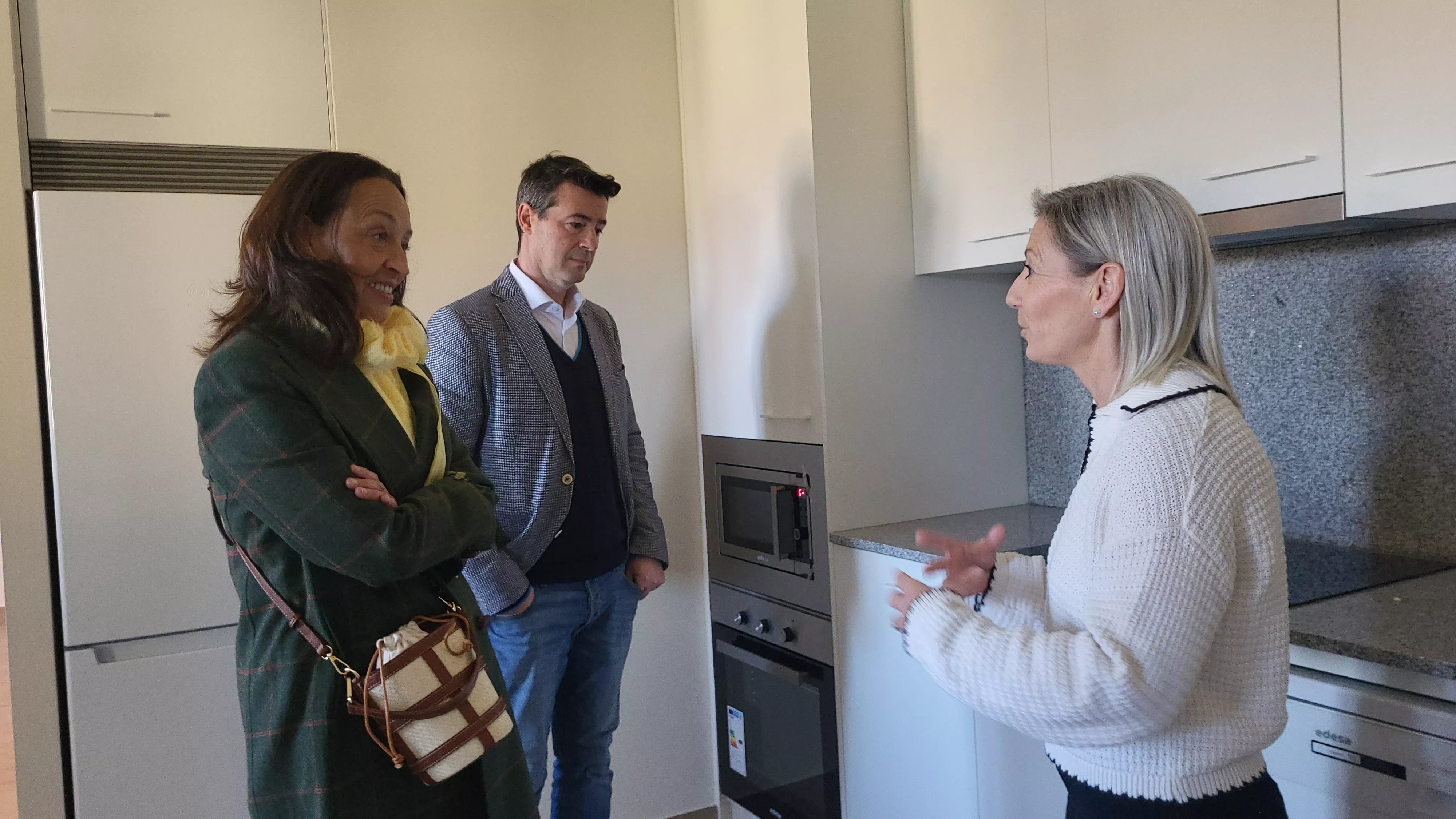 Visita a la nueva unidad de convivencia de la Residencia Sagrada Familia. Foto Mercedes Manterola