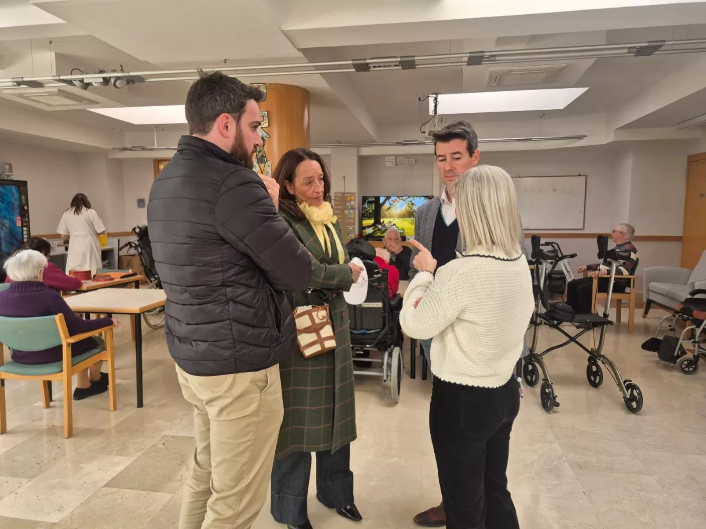 Visita a la nueva unidad de convivencia de la Residencia Sagrada Familia. 