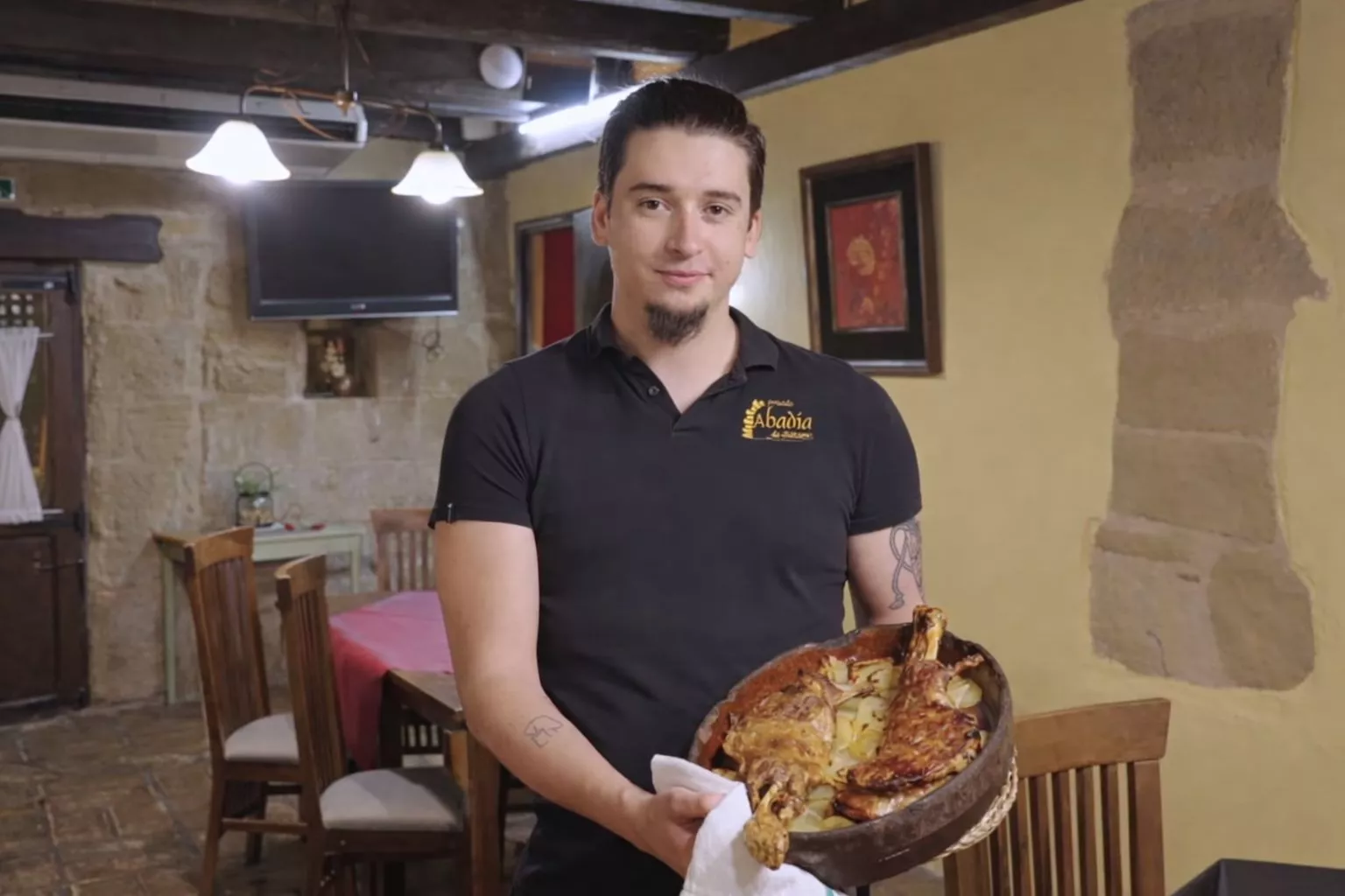 Adrián, hijo de Belén Arcos y actual regente de la Abadía de Siétamo, con el plato que ha sido premiado.