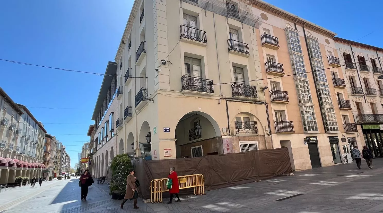 El Ayuntamiento obliga a la propiedad de un edificio en los Porches de Galicia a hacer obras urgentes de seguridad. Foto Mercedes Manterola