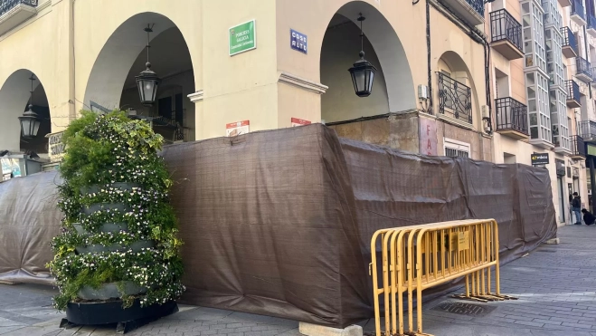 La zona de la vía que ocupa el edificio ya ha sido vallada. Foto Mercedes Manterola